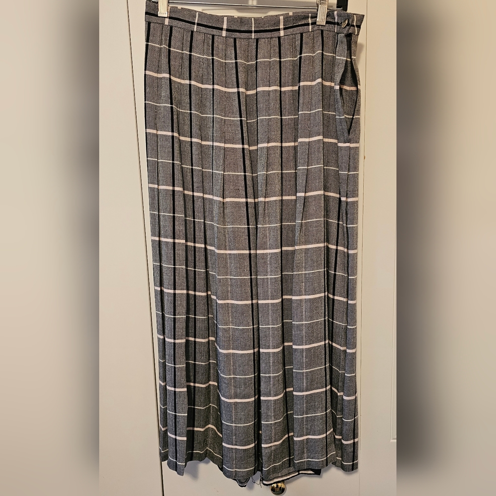 Jos A Bank pleated plad skirt, black/white/light pink, size 14